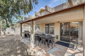 Outdoor dining - Sparkling Home, Safe & Clean! Convenient Location! (Las Vegas)