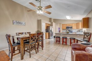 Dining - Sparkling Home, Safe & Clean! Convenient Location! (Las Vegas)