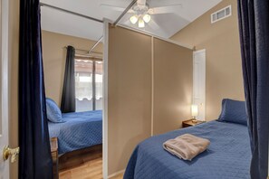 3 slaapkamers, een strijkplank/strijkijzer, gratis wifi, beddengoed