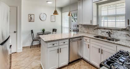 Comfort & Style -minutes from TCU, Dickies Arena&Historic Fort Worth Stockyards.