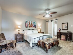 3 bedrooms, desk, iron/ironing board, free WiFi