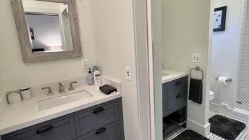 Chuveiro, secador de cabelo, toalhas de banho, sabonete