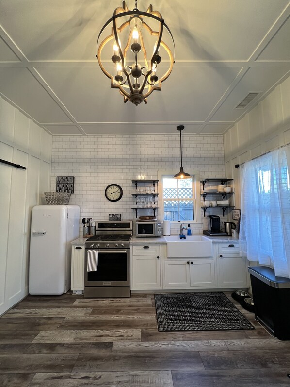 Een koelkast, een microgolfoven, een oven, een kookplaat