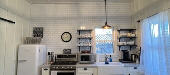 Downtown Cozy Cottage, two blocks from downtown and new!