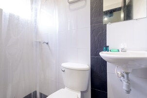 Ducha, artículos de tocador gratuitos, toallas, jabón