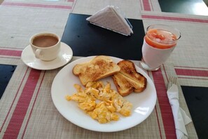 Free daily English breakfast 