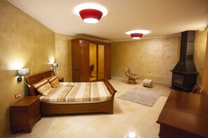 6 bedrooms, iron/ironing board, free WiFi, bed sheets