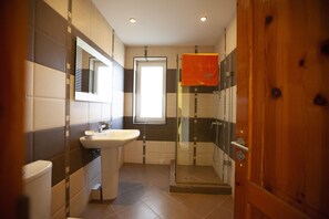 Bathtub, hair dryer, bidet, towels