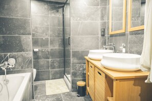 Badewanne, Haartrockner, Handtücher, Toilettenpapier