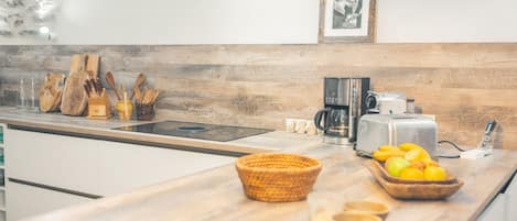 KĂŒhlschrank, Mikrowelle, Ofen, Herdplatte