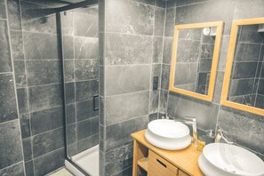 Bathtub, hair dryer, towels, toilet paper - The White Vaults - Serre Chevalier 1350 (Saint-Chaffrey)