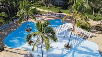 2 座室外游泳池,開放時間為 09:00 至 18:00,提供日光浴躺椅