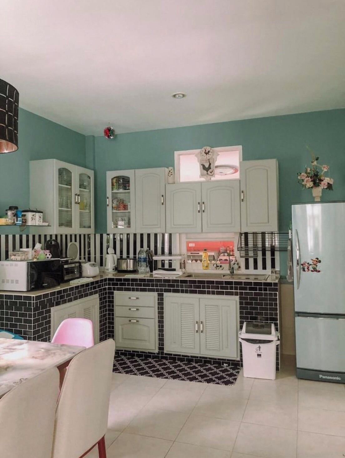 Kühlschrank, Kochgeschirr/Geschirr/Besteck, Esstisch