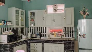 Kühlschrank, Kochgeschirr/Geschirr/Besteck, Esstisch