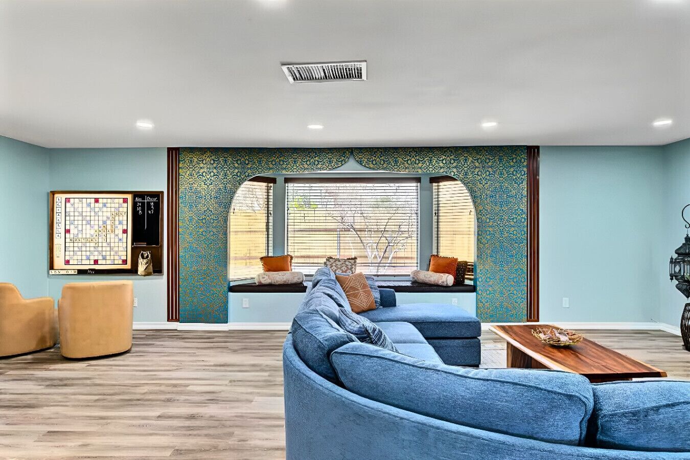 TV connectée, jeux vidéo, baby-foot, table de tennis de table