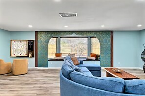 Smart TV, videojuegos, futbolito y tenis de mesa 