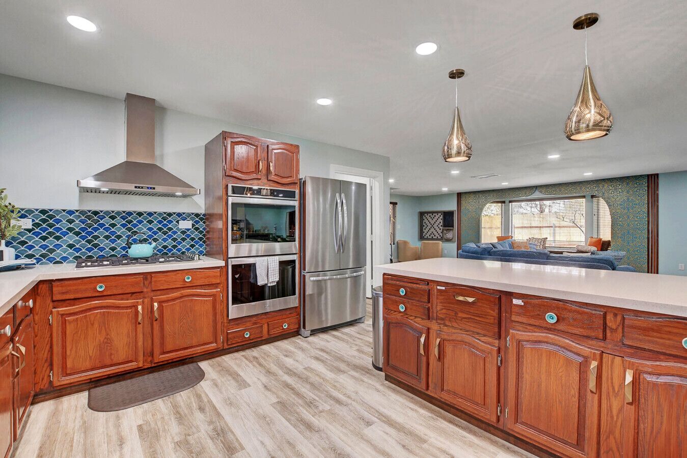 Jääkaappi, mikroaaltouuni, uuni, liesi