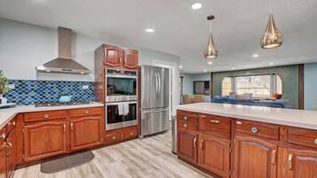 Jääkaappi, mikroaaltouuni, uuni, liesi