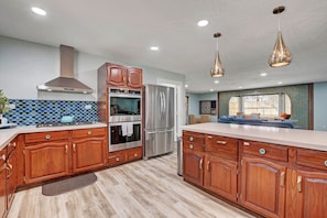 Réfrigérateur, four à micro-ondes, un four, surface de cuisson