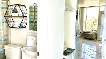 Een douche, een haardroger, handdoeken