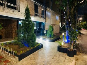 Fachada de la propiedad por la tarde o noche