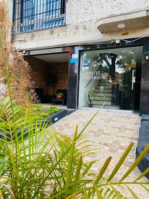 Front of property - Hotel Tree House (Medellín)