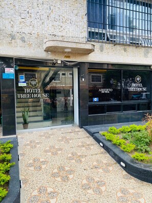 Front of property - Hotel Tree House (Medellín)