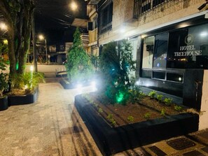 Fachada de la propiedad por la tarde o noche