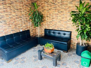 21-inch TV with cable channels - Hotel Tree House (Medellín)