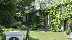 Une entrée de jardin avec une pancarte indiquant « LA GRAULE ».