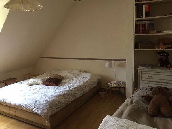4 bedrooms, iron/ironing board, free WiFi, bed sheets