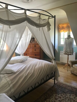 4 bedrooms, iron/ironing board, free WiFi, bed sheets