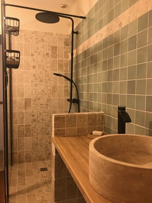 Dusche, Haartrockner, Handtücher, Toilettenpapier