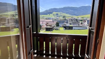 Habitación doble | Escritorio, cuna de viaje, wifi gratis y ropa de cama