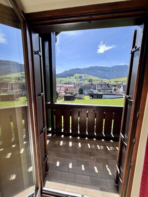 A balcony with a view of a town and mountains. - Pension Lambrecht (Sankt Lambrecht)