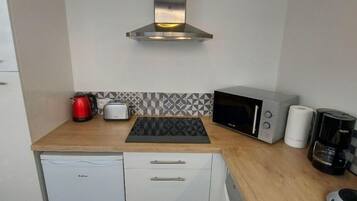 Refrigerador, microondas, placa de cocina, cafetera/tetera