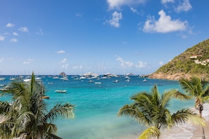 On the beach, sun loungers, beach towels - On the Beach, in Saint Barth... Villa Mellow Mood (Corossol)