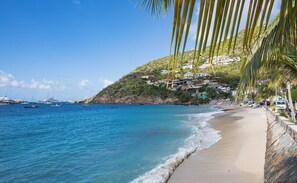 On the beach, sun loungers, beach towels - On the Beach, in Saint Barth... Villa Mellow Mood (Corossol)