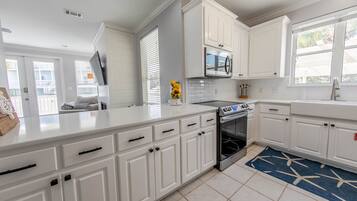 Køleskab, mikrobølgeovn, ovn, kogeplade