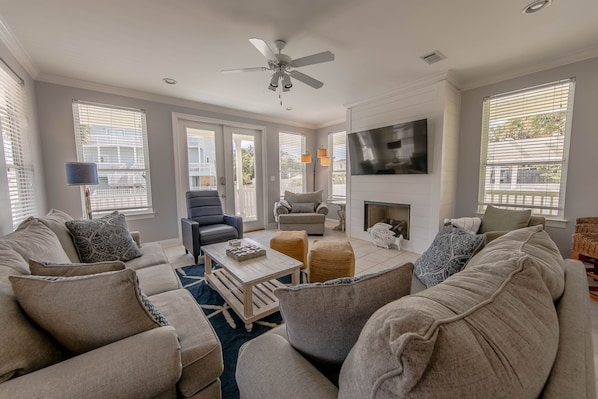 Smart TV, fireplace, books - 30A 6 Bedroom Beach house/Private HEATED Pool/ Sleeps 19 close to beach (Santa Rosa Beach)