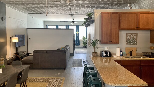 Eine moderne Küche mit Holzausstattung, einer Granit-Arbeitsplatte und einem eingebauten Toaster.