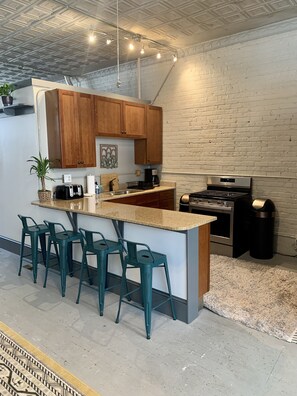 Fridge, microwave, oven, stovetop - Spacious 2-story Apt on Carolina Ln w/mural! Right in the heart of Downtown AVL (Asheville)