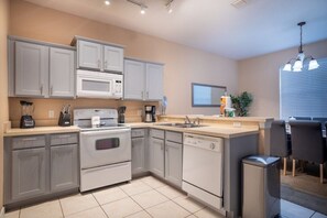 冷蔵庫、電子レンジ、オーブン、コンロ