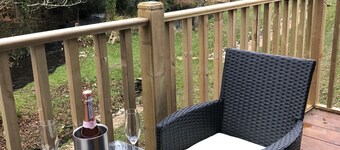Creekside Lodge Bathpool, overlooking river in Cornwall