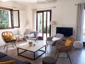 TV connectée, lecteur de DVD, table de tennis de table, livres