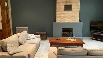 Televisie en een open haard