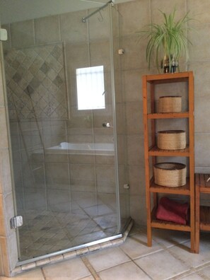 Badewanne, Haartrockner, Toilettenpapier