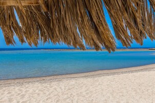 Playa privada, sillas reclinables de playa, sombrillas, toallas de playa