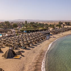 Plage privée, chaises longues, parasols, serviettes de plage