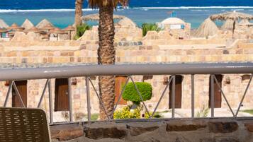 Minibar, caja de seguridad en la habitación y decoración personalizada